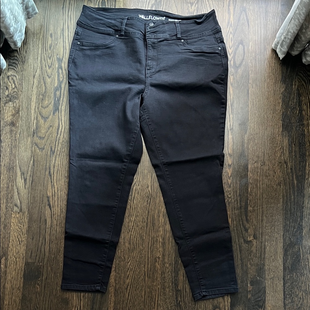 Wallflower Women's The Sassy High Rise Dark Jeans size 20W